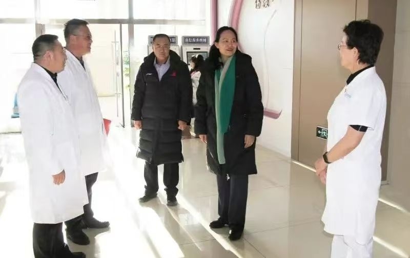 行署副盟长纪桂莉一行赴部分盟直医疗卫生单位看望慰问医疗卫生工作人员